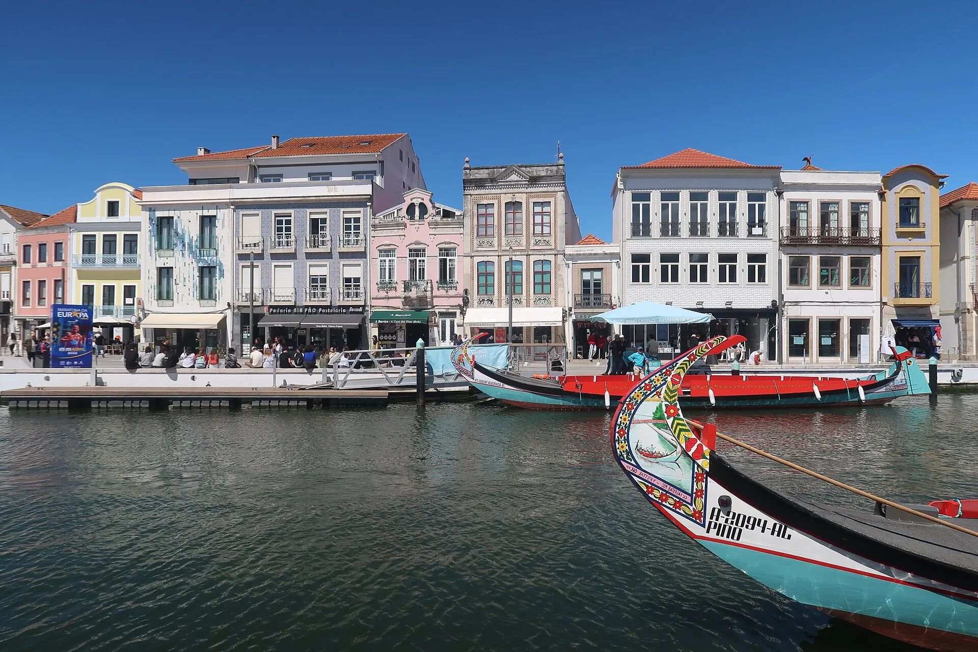 Moliceiros no Canal Central de Aveiro, com as fachadas de arte nova ao fundo