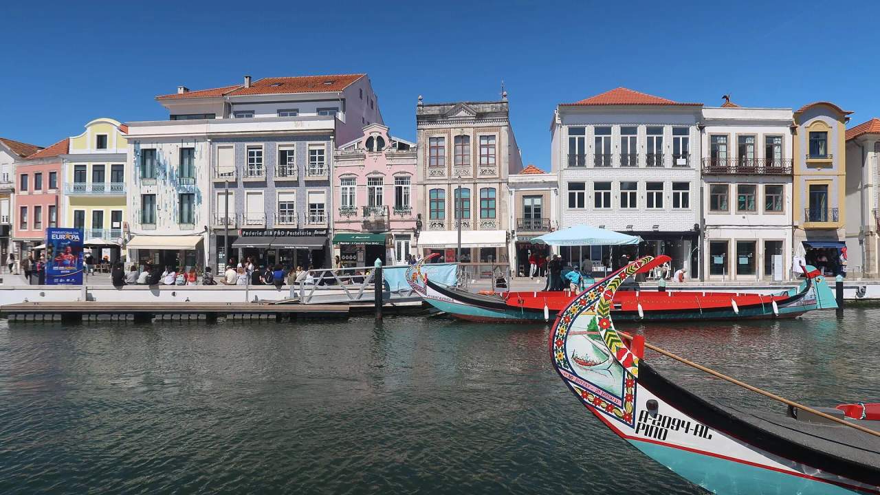 Moliceiros no Canal Central de Aveiro, com as fachadas de arte nova ao fundo