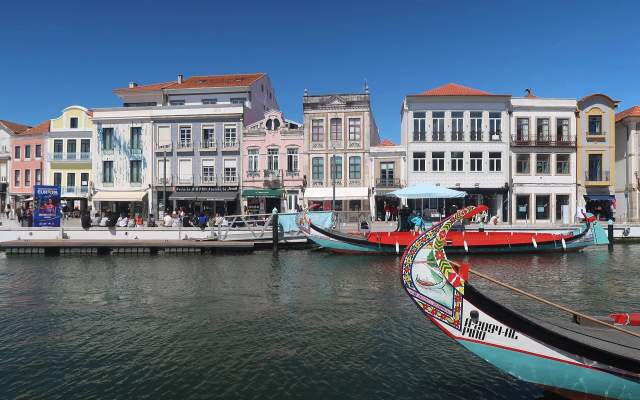 Moliceiros no Canal Central de Aveiro, com as fachadas de arte nova ao fundo