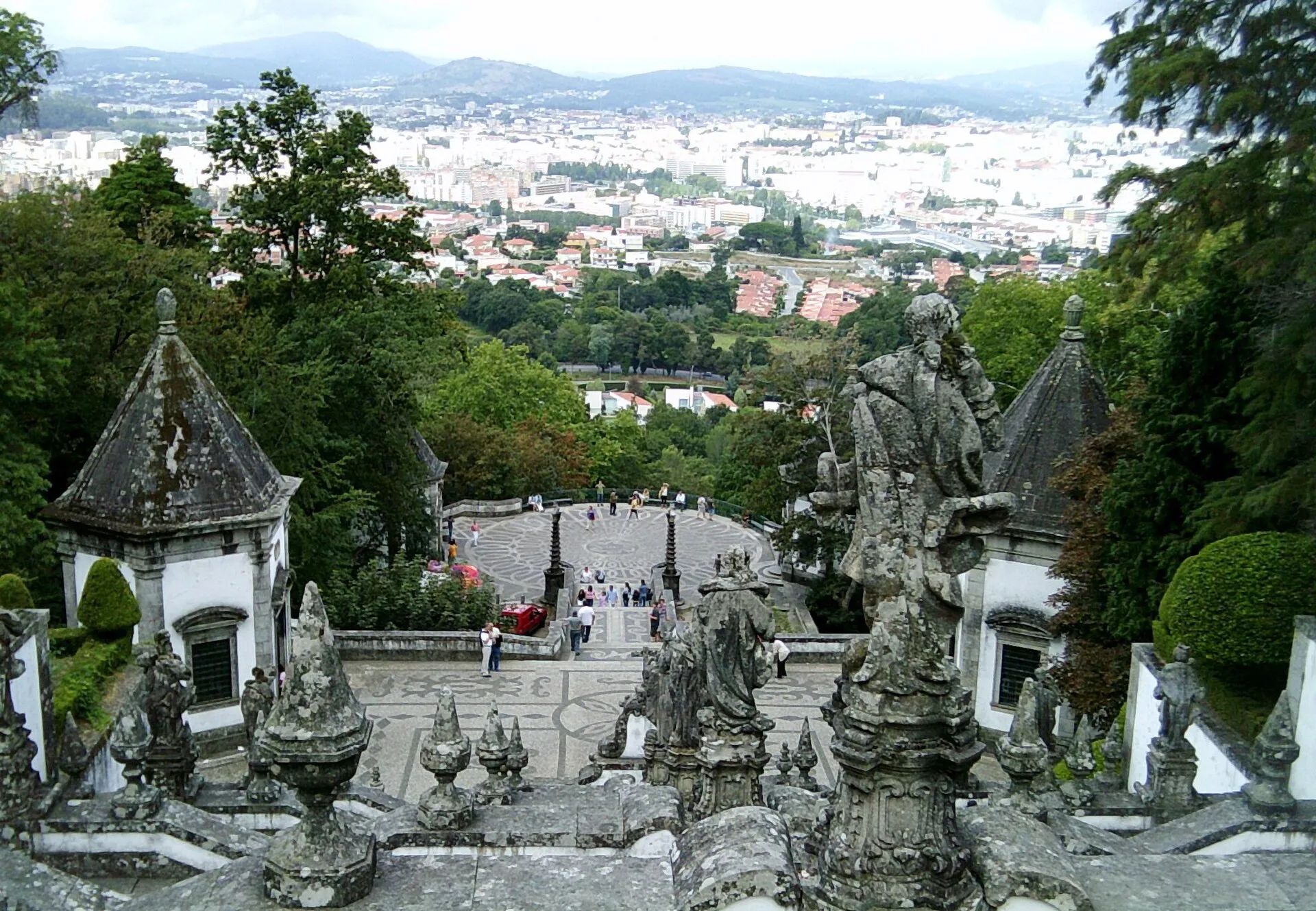 Vista do Santuário do Bom Jesus do Monte sobre a cidade de Braga