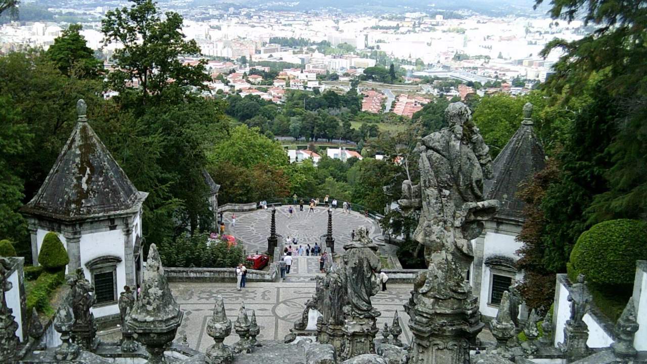 Vista do Santuário do Bom Jesus do Monte sobre a cidade de Braga