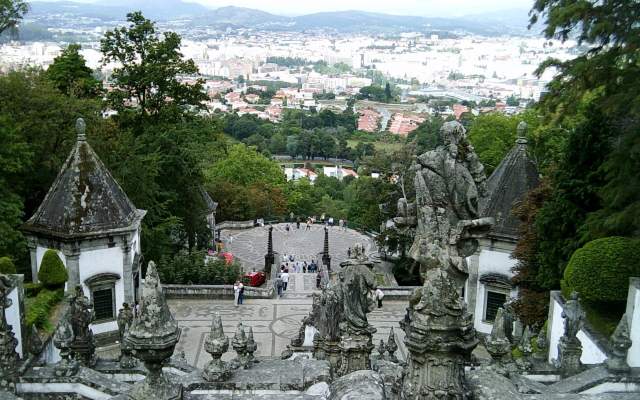 Vista do Santuário do Bom Jesus do Monte sobre a cidade de Braga